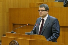 Оппозиционный депутат снят с должности председателя Комиссии по внешней политике