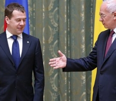 Азаров и Медведев встретятся в Москве