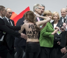 Агрессивные сиськи "FEMEN" покинули Украину