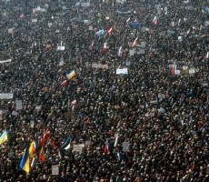 Десятки тысяч сторонников евроинтеграции стягиваются в центр Киева