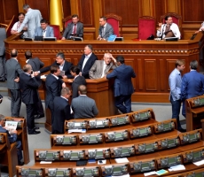 Оппозиционные депутаты Украины заблокировали трибуну парламента