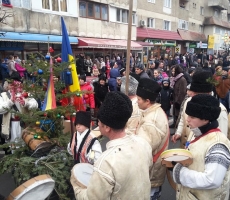 В Румынии на Новый Год проводят шествия с быками