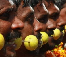 Вчера в Малайзии провели самый жуткий ритуал в мире (ФОТО)