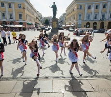 Выпускники Одессы празднуют "Последний звонок"