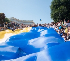 Вчера в Одессе развернули 23-метровый флаг Украины