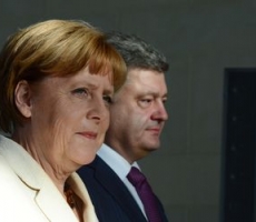 Ангела Меркель консультирует Петра Порошенко по ситуации на Донбассе