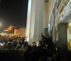 Бойцы "Правого сектора" столкнулись с Нацгвардией под зданием Верховной Рады