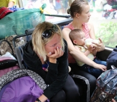 Огромный поток беженцев покидает Украину