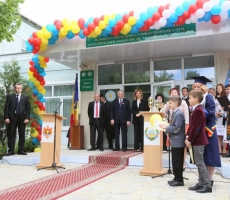 Президент Молдовы передал школьникам Гагаузии учебники на румынском языке