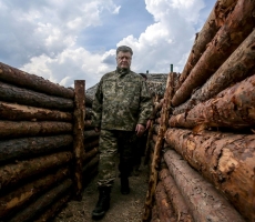 Петр Порошенко осматривал военные позиции в Мариуполе