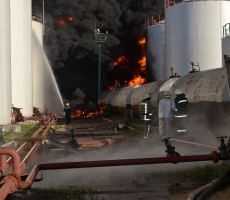 Пожар на киевской нефтебазе не прекращается (ФОТО)