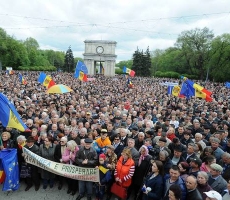 Тысячи протестантов в очередной раз собрались у парламента Молдовы