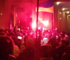 Протестующие штурмовали в Киеве офис Рината Ахметова