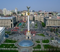 На Майдане протестующие подрались с неизвестными