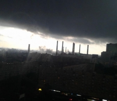 Картины апокалипсиса над Москвой: буря не утихает